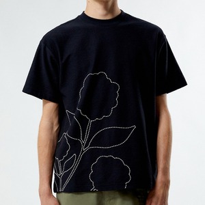 เสื้อยืดคอกลมแขนสั้นทรงปกติสำหรับผู้ชาย สีมัสตาร์ด ผ้าเจอร์ซีย์คอตตอน 100% พิมพ์ลายดิจิทัล ดีไซน์โอเวอร์ไซส์ แต่งขอบตัดสี สไตล์ลำลอง - Product Image 4