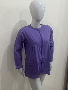 Chemise de récupération post-mastectomie à usage hospitalier avec poches zippées pour drainages et attaches pour maintenir les tubes de drainage - Product Image 2