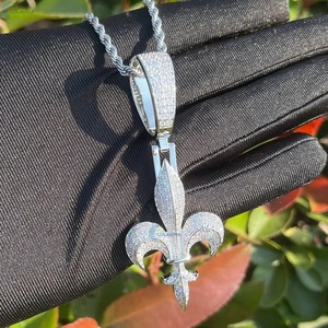 Colgante de Moissanita Chapado en Oro Rosa con Diseño de Flor de Lis, Micro Pavé, Estilo Iced Out, Amuleto Temático, Joyería de Lujo para Uso Diario, Colgante Hip Hop - Product Image 3