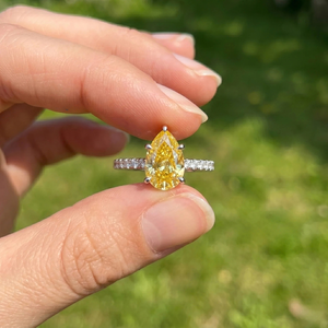 Bague de fiançailles solitaire en or 14 carats avec diamant de laboratoire CVD jaune de luxe, taille poire - Product Image 1