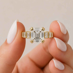 Bague en or jaune pour femme avec diamant taille Asscher et pierres latérales, style de fiançailles de luxe - Product Image 2