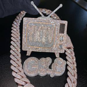 Pendentif radio FM personnalisé en moissanite incolore sertie de pierres, en argent 925 plaqué or, bijoux hip-hop fabriqués en Inde - Product Image 2