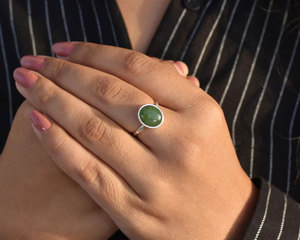 Bague artisanale en laiton avec pierre verte pour femme, design minimaliste rond cabochon, style vintage, bijou bohème fait main, cadeau - Product Image 3