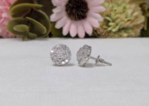 Pendientes de tuerca con halo de moissanita de corte redondo de 1 quilate para mujer, con diseño de racimo de diamantes, cierre a presión, oro blanco de 14K, regalo de boda - Product Image 4