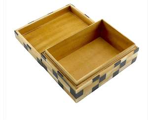 Caja de adornos decorativa de resina única, hecha a mano con detalles intrincados, solución elegante y perfecta para guardar joyas y como regalo. - Product Image 4