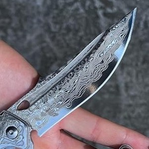มีดพับเหล็กดามัสกัส 67 ชั้น คุณภาพสูง ด้ามไม้พะยูง พกพาสะดวก EDC สำหรับเอาตัวรอด  OEM ปรับแต่งได้ เป็นของขวัญ - Product Image 2