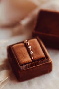 Anillo de Compromiso Minimalista de Plata de Ley con Moissanita Redonda en Engaste de Bisel, Media Eternidad, Regalo de Aniversario, Conjunto Nupcial - Product Image 5