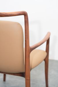 Chaise de salle à manger de luxe en bois de noyer avec assise rembourrée en cuir pleine fleur pour salle à manger, restaurant, hôtel, mobilier OEM ODM PISANO - Product Image 2
