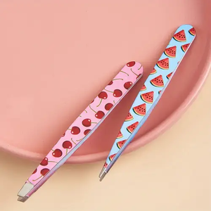 Pinzas para Cejas Hechas a Mano con Punta Inclinada de Acero Inoxidable, Ecológicas y Duraderas en Forma de Muñeca Colorida - Product Image 3