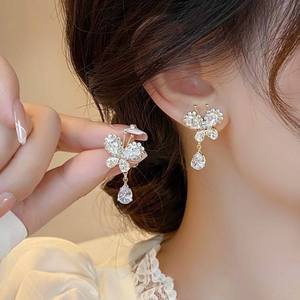 Boucles d'oreilles romantiques unisexes vintage plaquées or massif 14 carats avec diamants synthétiques de laboratoire taille brillant pour anniversaire, fête, mariage - Product Image 3