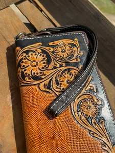 Pochette à main en cuir véritable façonnée à la main, style bohème, motif rayé, fermeture éclair sécurisée, unisexe, fabriqué en Inde - Product Image 3