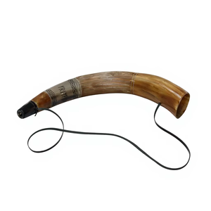 Corneta Vikinga Hecha a Mano con Cuerno Natural de Vaca y Buey, Diseño Simple de Trompeta con Motivos Nórdicos en Cuero por NS Overseas - Product Image 1