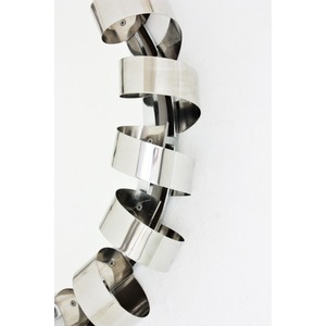 Espejo de Pared Ovalado Metálico Moderno y Portátil de Alta Calidad con Diseño de Marco Decorativo Acanalado, Ecológico y Duradero - Product Image 3
