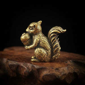 รูปปั้นกระรอกทองเหลืองทำมือ รูปปั้นกระรอกถือถั่ว งานแกะสลักสัตว์ป่าอย่างละเอียด ของตกแต่งบ้านสำหรับวางบนโต๊ะ - Product Image 3
