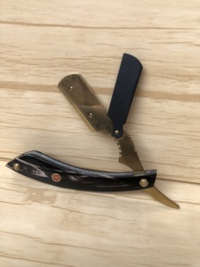 มีดโกนหนวดตรงทำมือจากสแตนเลสสำหรับร้านตัดผมมืออาชีพ พร้อมด้ามจับทำจากเขาแกะ - Product Image 5