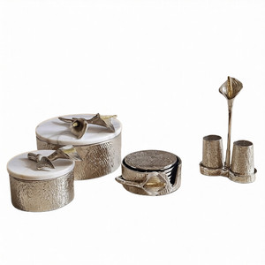 ชุดจานรองแก้วชาทรงกลมทำจากอะลูมิเนียมชุบเงิน 4 ชิ้น พร้อมลายดอกไม้สวยงาม สำหรับตกแต่งบ้าน - Product Image 1