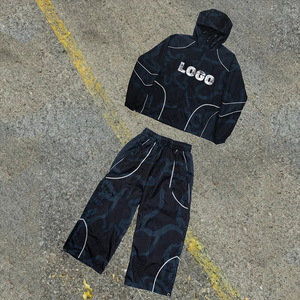 Ensemble coupe-vent sur mesure léger et réfléchissant avec veste zippée en nylon, survêtement streetwear à rayures pour homme - Product Image 4