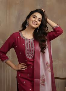 Conjunto de Kurta, Pantalón y Dupatta de Seda Romana Bordada Color Granate para Mujer, con Cuello en V, Manga Tres Cuartos, Corte Recto a la Pantorrilla y Aberturas - Product Image 4
