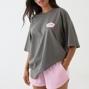 เสื้อยืดกราฟิกผู้หญิงแบบกำหนดเองได้ พิมพ์ลาย DTF OEM เสื้อโอเวอร์ไซส์ลำลอง ผ้าโพลีเอสเตอร์ผสมคอตตอน แขนสั้น เสื้อผ้าสตรีทแวร์ - Product Image 2