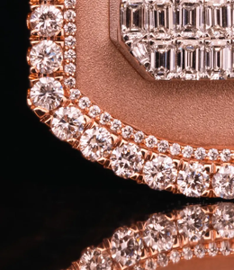 Colgante con inicial J en plata 925 con incrustaciones de moissanita, diamantes de corte baguette y piedras redondas, para uso unisex. - Product Image 3