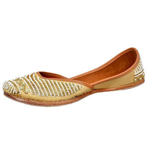 Chaussures Khussa élégantes pour femmes, pour mariage ou fête, fabriquées à la main au Pakistan, avec broderie de perles et de pierres. - Product Image 2