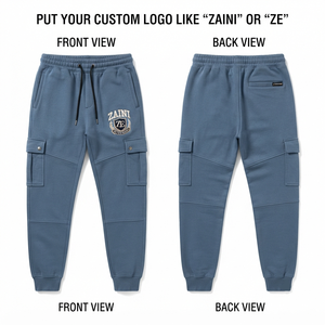 Pantalon de jogging pour homme 320 GSM en coton et polyester molletonné bleu poussière avec poches cargo, design à empiècements, logo brodé personnalisé, style streetwear - Product Image 1