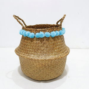 Panier de rangement tressé tendance en feuille de palmier naturelle durable, écologique, bleu, avec pompons, pour la maison - Product Image 1