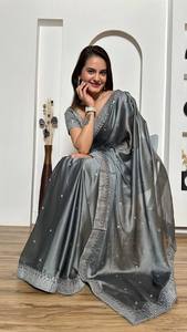Sari de seda Rangoli con lentejuelas, bordado Dori y pedrería, con blusa de seda Banglori - Product Image 3