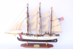 แบบจำลองเรือไม้ทำมือ USCGC Eagle Plantation ขนาดใหญ่ - เรือฝึกของสถาบันฝึกทหารยามชายฝั่งสหรัฐฯ สำหรับตกแต่งสำนักงาน - Product Image 3