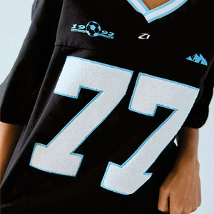 Camiseta de Fútbol Americano Personalizada para Mujer, Estilo Vintage con Número Gráfico, Ropa Deportiva Urbana, Venta al Por Mayor - Product Image 3