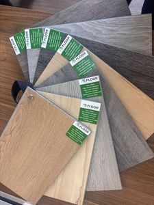 Suelo SPC de Espiga Personalizable de 4.2-8.5mm, de Alto Brillo, Resistente al Agua para Interiores - Product Image 2