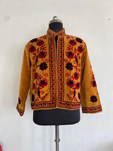 เสื้อแจ็คเก็ตกำมะหยี่สีเหลืองมัสตาร์ดพรีเมียม ปักลายดอกไม้แบบดั้งเดิม ดีไซน์เนอร์โค้ทสำหรับผู้หญิง - Product Image 2