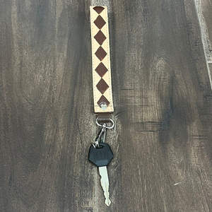 Porte-clés en cuir de vachette à carreaux OEM avec bracelet de poignet et design diamant, fermoir métallique durable, support de clés tendance – Édition Mars 2026 - Product Image 5