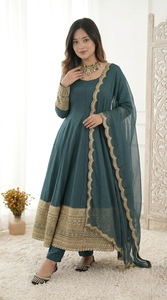 ชุดเดรส Anarkali สำหรับผู้หญิง ดีไซน์พิเศษ ประดับเลื่อมปักลายบนผ้าเครปธรรมชาติ ชุดเดรสยาวพร้อมกางเกงเข้าชุด และผ้าคลุมไหล่ Organza หนา - Product Image 6