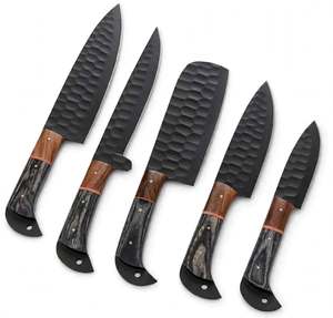Juego de 5 utensilios de cocina artesanales de acero forjado con óxido negro, textura martillada de nido de abeja y mango de madera bicolor - Product Image 1