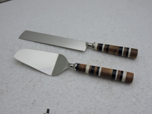 ชุดมีดเค้กสแตนเลส 2 ชิ้น ด้ามไม้ รูปทรงสี่เหลี่ยมผืนผ้า ล้างมือเท่านั้น - Product Image 1