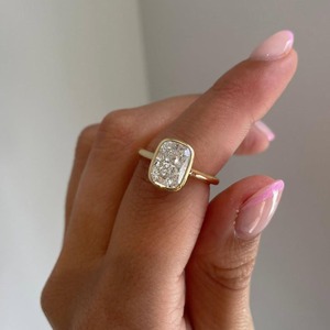 Anillo de compromiso minimalista con diamante de laboratorio de corte cojín alargado y engaste catedral, oro amarillo de 14K, diamante con claridad VVS certificado IGI - Product Image 5
