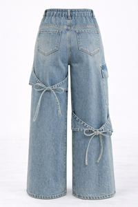 Pantalon cargo tendance pour femme grande taille en denim délavé moyen, coupe large, taille mi-haute, style urbain, patchwork nœud papillon, éco-responsable - Product Image 3
