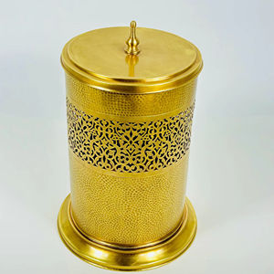 Cubo de Basura de Diseño de Lujo en Dorado con Trabajos de Grabado, Elegante Contenedor de Basura Ideal para Decoración Festiva, Ocasiones Especiales y Regalos - Product Image 1