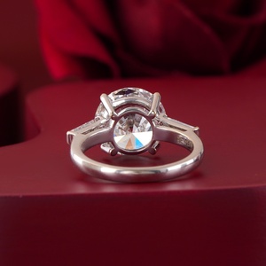 Bague en or blanc 14 carats avec 3 diamants taille émeraude VVS1-VVS2 et baguette conique, 5,00 CT - Product Image 4