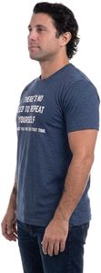 Camiseta de Manga Corta Azul Marino para Hombre con Frase Divertida Estampada en la Parte Delantera, Cuello Redondo Informal, Corte Regular, 100% Algodón Jersey - Product Image 4