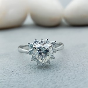 D'VINS JEWELS Bague de fiançailles et de mariage tendance en forme de cœur pour femme, sertie de pierres de laboratoire taille brillant, couleur D, plaqué or blanc - Product Image 1