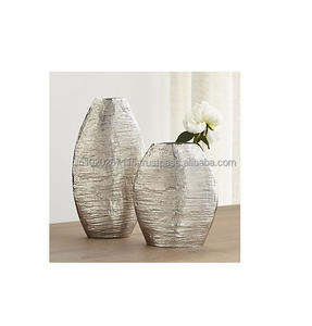 Florero de metal de diseño minimalista con revestimiento metálico y cuello estrecho adecuado para la decoración floral de la mesa auxiliar del dormitorio - Product Image 5