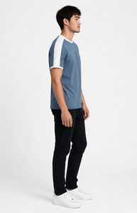 เสื้อยืดคอกลมผู้ชาย ONETEN สีน้ำเงิน ลายบล็อกสี โลโก้ด้านหน้า แขนสั้นลำลอง ผ้าฝ้าย 100% ระบายอากาศได้ดี เหมาะสำหรับฤดูใบไม้ร่วง - Product Image 6