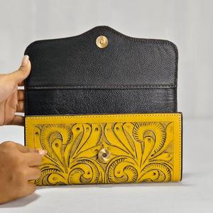 Cartera Larga de Cuero Genuino Hecha a Mano para Mujer, con Patrón de Letras, Cierre Abierto, Estilo Vintage, Color Amarillo, Uso Diario, Portátil, Grande - Product Image 3