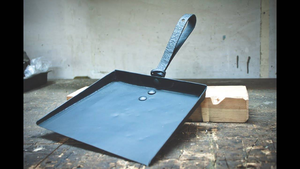 Recogedor de basura de metal galvanizado de diseño único a precio asequible para limpieza del hogar y jardín. - Product Image 4