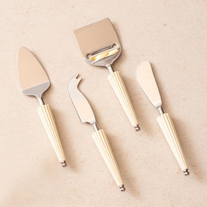 ชุดเครื่องหั่นชีสด้ามโลหะ,ที่สไลด์ชีสด้ามทองเหลืองสีเขียวทองตกแต่งด้วยลายนูนสไตล์ตะวันตก - Product Image 4