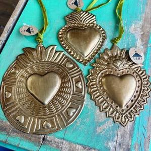 Decoraciones de latón hechas a mano con diseño de Sagrado Corazón, adorno colgante tradicional para decoración del hogar, sala de estar, San Valentín - Product Image 1