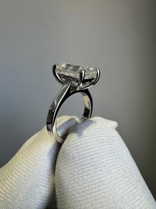 Anillo de Moissanita con Corte Esmeralda: Solitario de 2 Quilates, Oro Sólido o Plata - Product Image 5