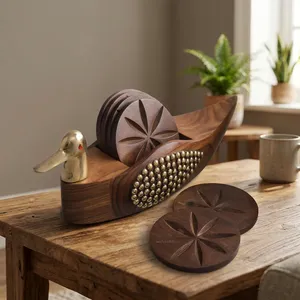 Juego de posavasos de madera artesanal con detalles en latón, artísticamente diseñados como un pato estilizado o un bote tradicional. - Product Image 4